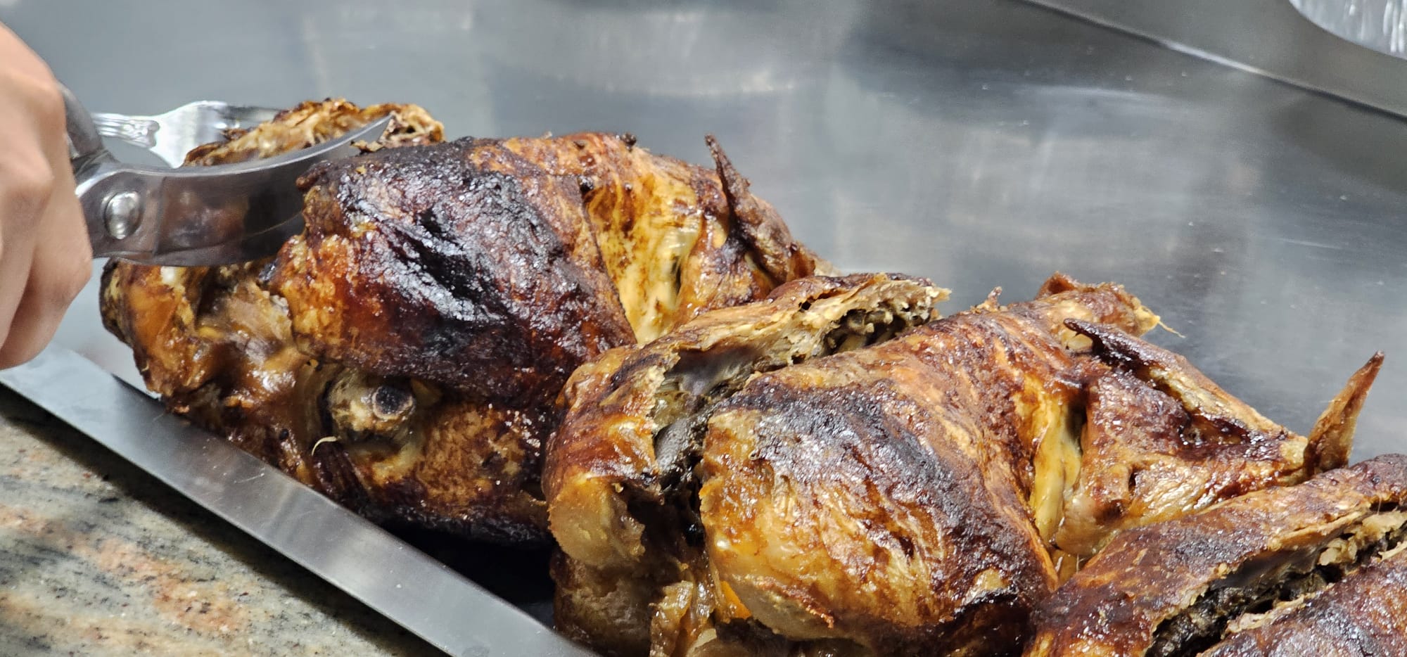 Asador de pollos en la Vera Comida para llevar