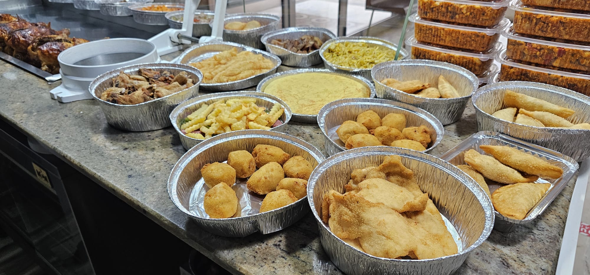 Asador de pollos en la Vera Comida para llevar