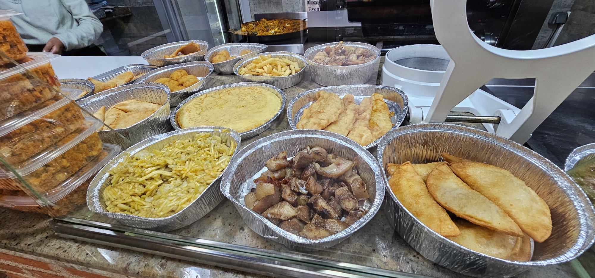 Asador de pollos en la Vera Comida para llevar