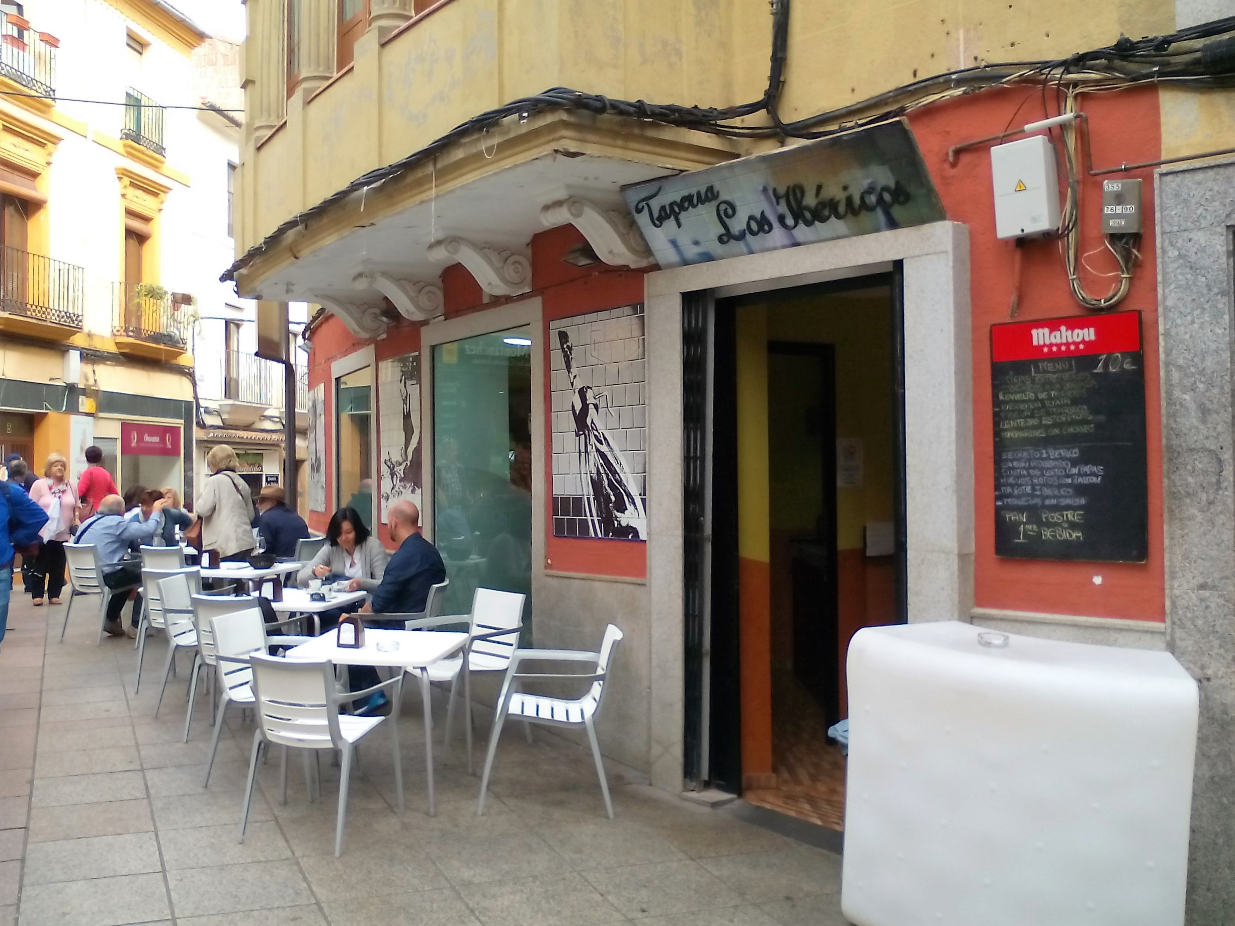 taperia-restaurantes-caceres-ibericos-entrada
