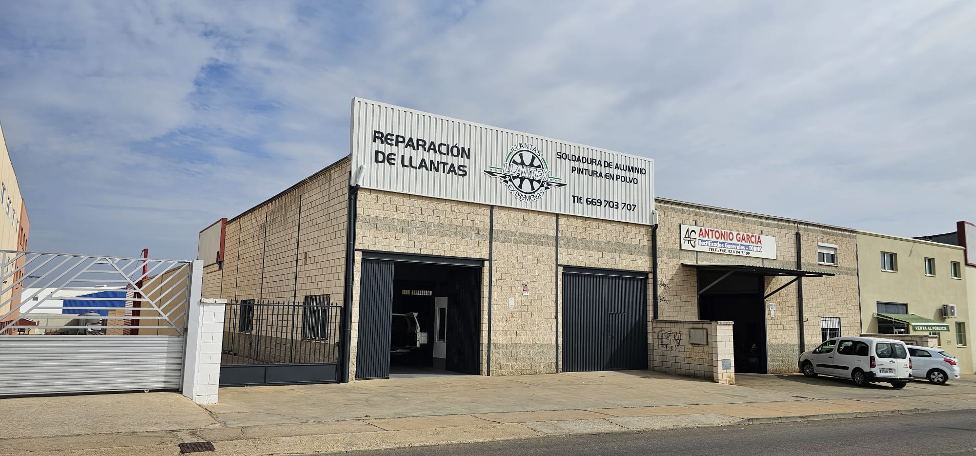 Reapración de llantax Pol. Ind. Cagancha, 25, parc. 1, 06700 Villanueva de la Serena, Badajoz