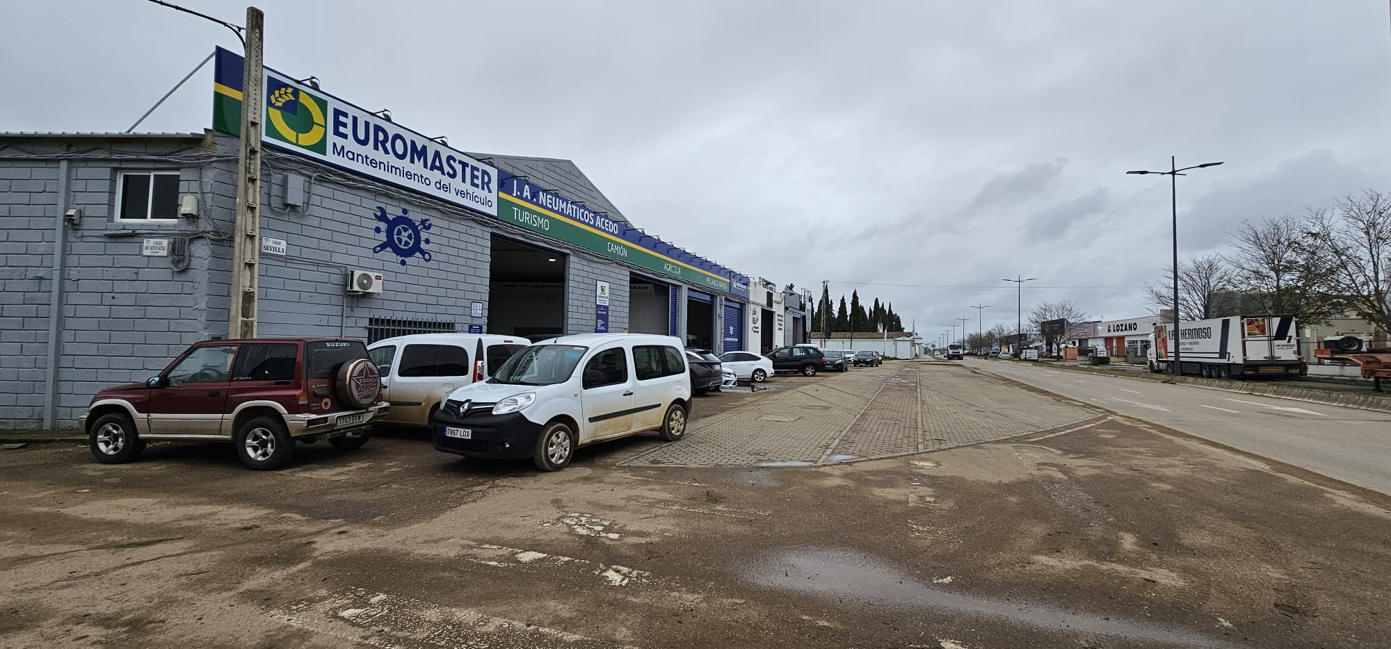 Cambiar ruedas en Almendralejo Villafranca Fuente del Maestre J. Acedo servicio 24h