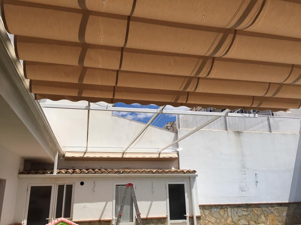 fabricamos e instalamos toldos, capotas, pérgolas, cerramientos, cartelería y muchos más productos